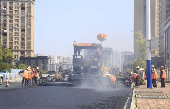 2020年3月20日上午，宜春市高士北路路面改造工程快速推進(jìn)，施工現(xiàn)場一片繁忙景象